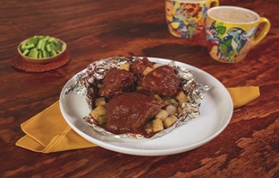 Carne, papas y verduras, una receta cocinada en papel aluminio