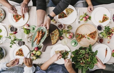 Mesa con variedad de platos y recetas para disfrutar en familia