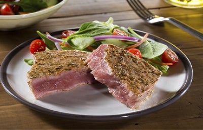 Plato con tataki de res con ensalada, variante del tataki de atún