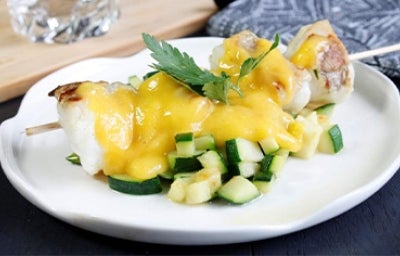 Brocheta de pescado y pepino con coulis de mango