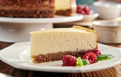Cheesecake neoyorquino con frambuesas para celebrar su Día Internacional.