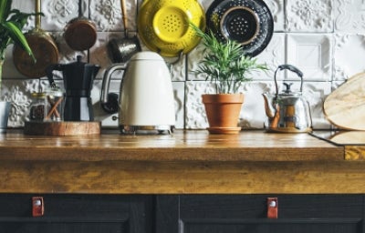 Encimera con tetera de cocina, consejos de cómo limpiarla 