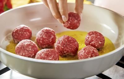 Sartén con poco aceite para freír albóndigas