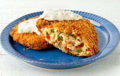 Pastel de pescado partido a la mitad con salsa blanca de yogurt griego