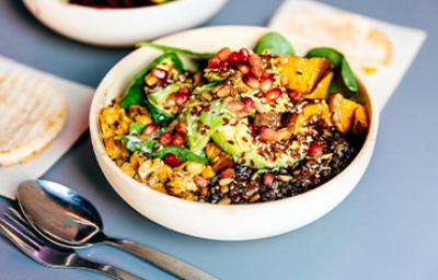 Lentejas, arroz, aguacate y semillas en un almuerzo sin gluten Lentejas, arroz, aguacate y semillas en un almuerzo sin gluten
