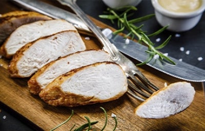 Pollo con romero cortado en rodajas, una cena sin gluten perfecta