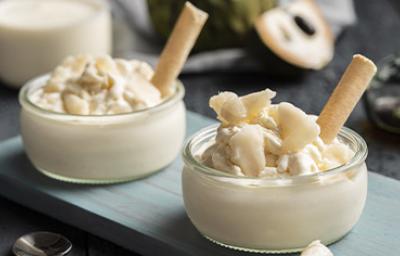 Postre con espuma hecha con sifón de cocina Postre con espuma hecha con sifón de cocina