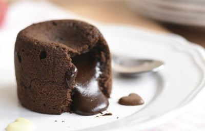 Receta de coulant de chocolate con centro líquido derramándose