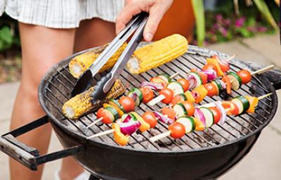 Asador con vegetales y pinzas de cocina Asador con vegetales y pinzas de cocina