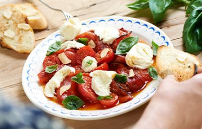 Confitar tomates para receta con queso y pan Confitar tomates para receta con queso y pan