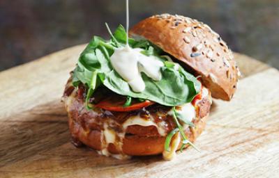 Hamburguesa falafel con vegetales Hamburguesa falafel con vegetales