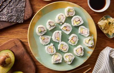 Rollos de sushi con wasabi Plato de sushi con wasabi, salsa de soya y aguacate