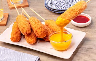 Corn dog recién hechos Siete corn dog y dos dips de salsas