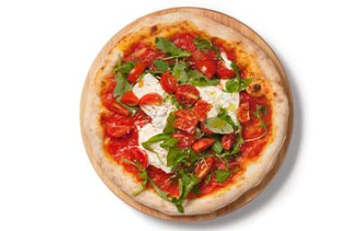 Focaccia italiana deliciosamente acompañada con otros ingredientes. Focaccia italiana con pasta de tomate, queso burrata y rúgula encima, vista desde un plano cenital