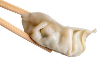 Gyoza de camarón lista para ser degustada Gyoza de camarón tomada con palillos