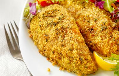 Palitos de pescado, un acompañamiento ideal en cualquier receta Deliciosos palitos de pescado acompañando una fresca ensalada.