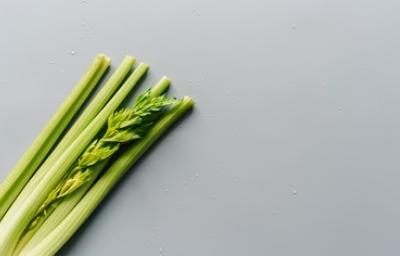 Apio, un versátil vegetal. Racimo de apios listos para ser empleados en la cocina.