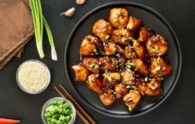 Pollo japonés, un infaltable en el menú tradicional de Japón. Delicioso plato de pollo japonés visto cenitalmente.