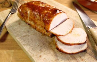Porchetta, el platillo italofrancés por excelencia. Porchetta rebanada sobre tabla de picar.