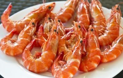 Platillo de gambas frescas.