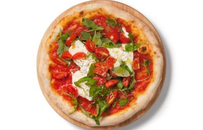 Pizza con burrata, pasta de tomate y rúgula.
