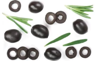 Aceitunas rellenas, tapa clásica española. Aceitunas frescas cortas a la mitad y enteras para rellenarse.