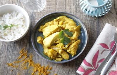 Ají de gallina tradicional servido con arroz blanco Plato de ají de gallina con pollo en salsa amarilla servido con arroz blanco
