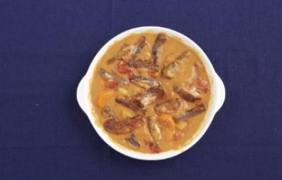 anchoas y boquerones, un insumo apetecido en la cocina mediterránea. Platillo hondo de anchoas y boquerones en salsa.