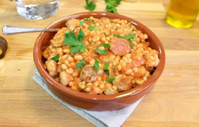 Cassoulet tradicional servido en cazuela de barro con fríjoles y salchicha