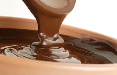 Espesa crema de avellanas vertiéndose en un bowl.