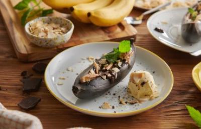 Dulce de plátano entero al horno con cáscara y helado Plátano al horno entero y con cáscara, almendras y acompañado de helado, versión del dulce de plátano