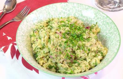 Ensalada de bulgur con ingredientes frescos, cena ligera Plato con ensalada fresca con bulgur, cebolla y perejil