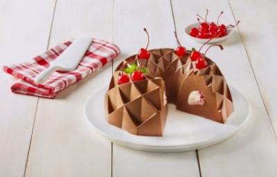 Gelatina de chocolate decorado con cerezas en almíbar Gelatina de chocolate decorado con cerezas en almíbar