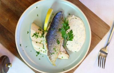 Lubina, un pescado especialmente versátil. Platillo de filetes de lubina en salsa y con algunas especias.