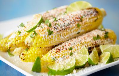 Granos de elote, base esencial en la mazamorra morada Elotes con mantequilla y limón, sus granos se utilizan para la mazamorra.