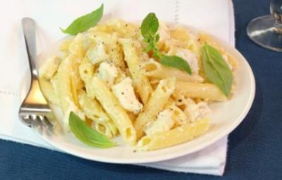 Paccheri, una pasta tubular única- Plato de pasta paccheri con cubiertos.
