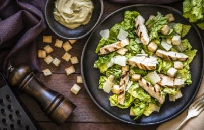 Panzanella, fresca y deliciosa ensalada italiana. Plato de ensalada panzanella junto con pedazos de pan y un dip.