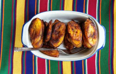 Plátano maduro frito, receta típica con diferentes tipos de plátano Plátano maduros fritos servidos en un plato