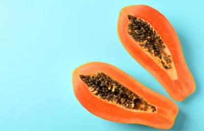 Tipos de papaya, múltiples y deliciosos. Un ejemplar de los tipos de papaya partido a la mitad.