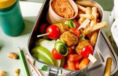 Ideas de alimentación escolar con brochetas y vegetales frescos Lonchera con brochetas de vegetales y frutas frescas para alimentación escolar