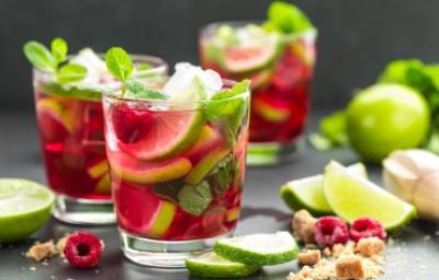 Bebida de frambuesa y lima para disfrutar junto a té de frambuesas Bebida con frambuesas y lima, ideal para acompañar té de hojas de frambuesas