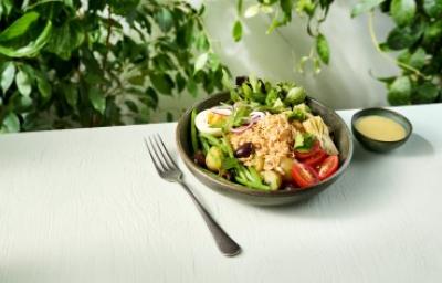 Ensalada balanceada para cenar estilo nicoise con ingredientes frescos Ensalada balanceada para cenar estilo nicoise con huevo, tomate y atún
