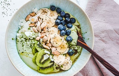 Tazón con frutas y verduras que contienen potasio y magnesio