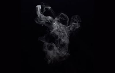 El hielo seco produce una niebla misteriosa y muy vistosa para decorar tus platos Niebla producida por el hielo seco en cuarto oscuro