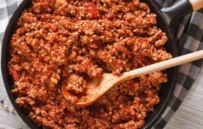 Cacerola llena de carne molida sazonada con achiote.