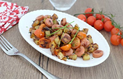 Plato de chorizo tableño sobre mesa de madera y junto a servilleta y tenedor.