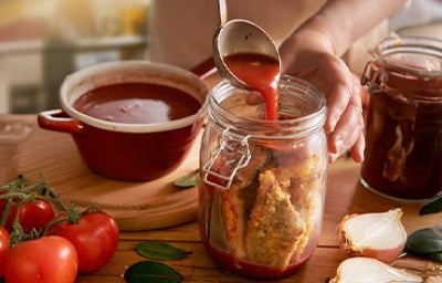 Cocinero conservando alimentos en escabeche.