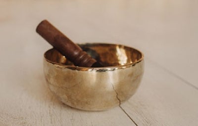 Mate y bombilla con yerba mate en el interior.