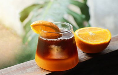 Bebida refrescante de nance y naranja.