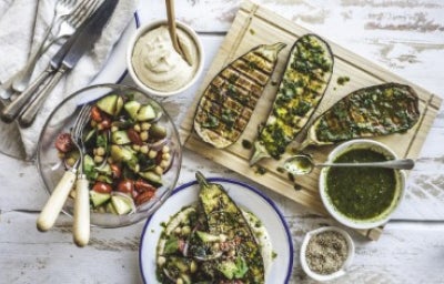 Cena con berenjenas a la parrilla y proteína vegetal.